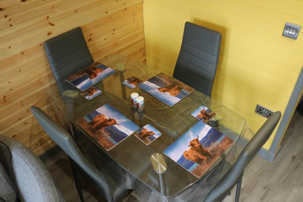 Glampods Glamping Pod - Meet Highland Cows And Sheep Elginヴィラ エクステリア 写真
